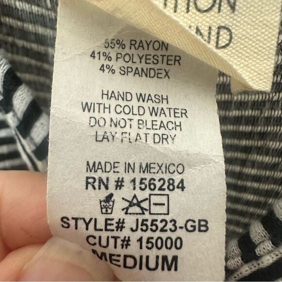 Caution To The Wind medium dress‎ - Picture 5 of 8